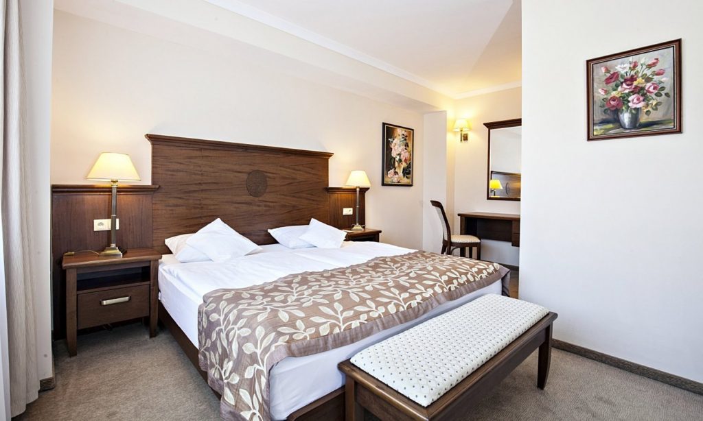 przykryte kolorową kapą łóżko