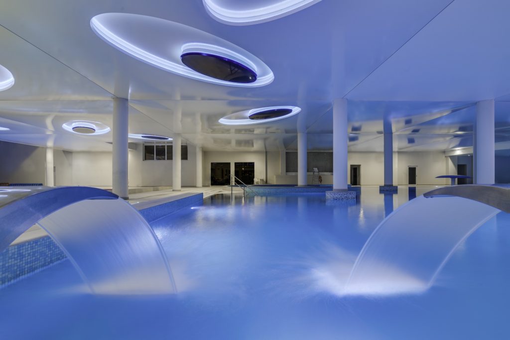 basen i bicze w hotelowym basenie