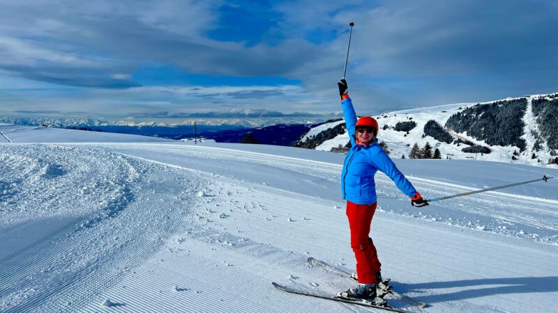 kobieta na nartach we Włoszech
