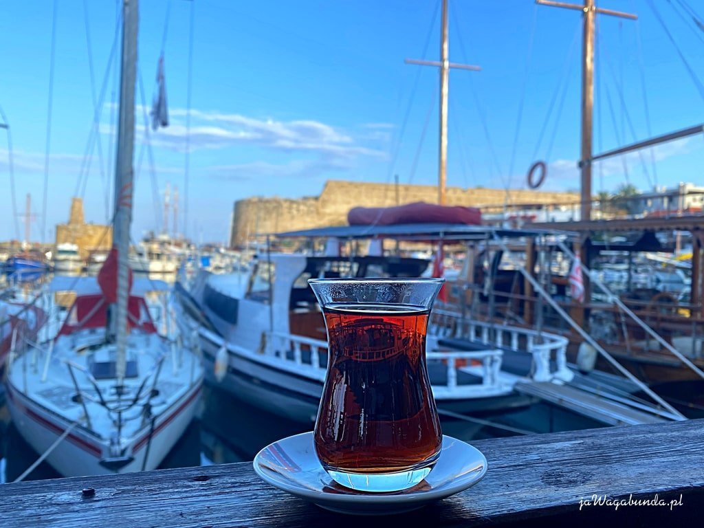 turecka herbata szklanka z herbatą na tle jachtów