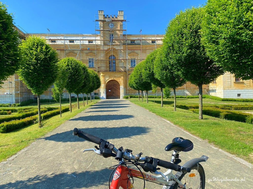 rower prze pałacem wCzechach