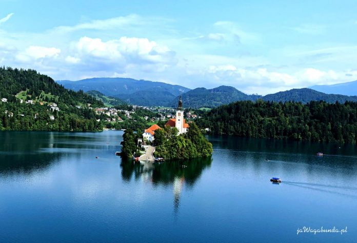 kościółek na wyspie na jeziorze o turkusowym kolorze