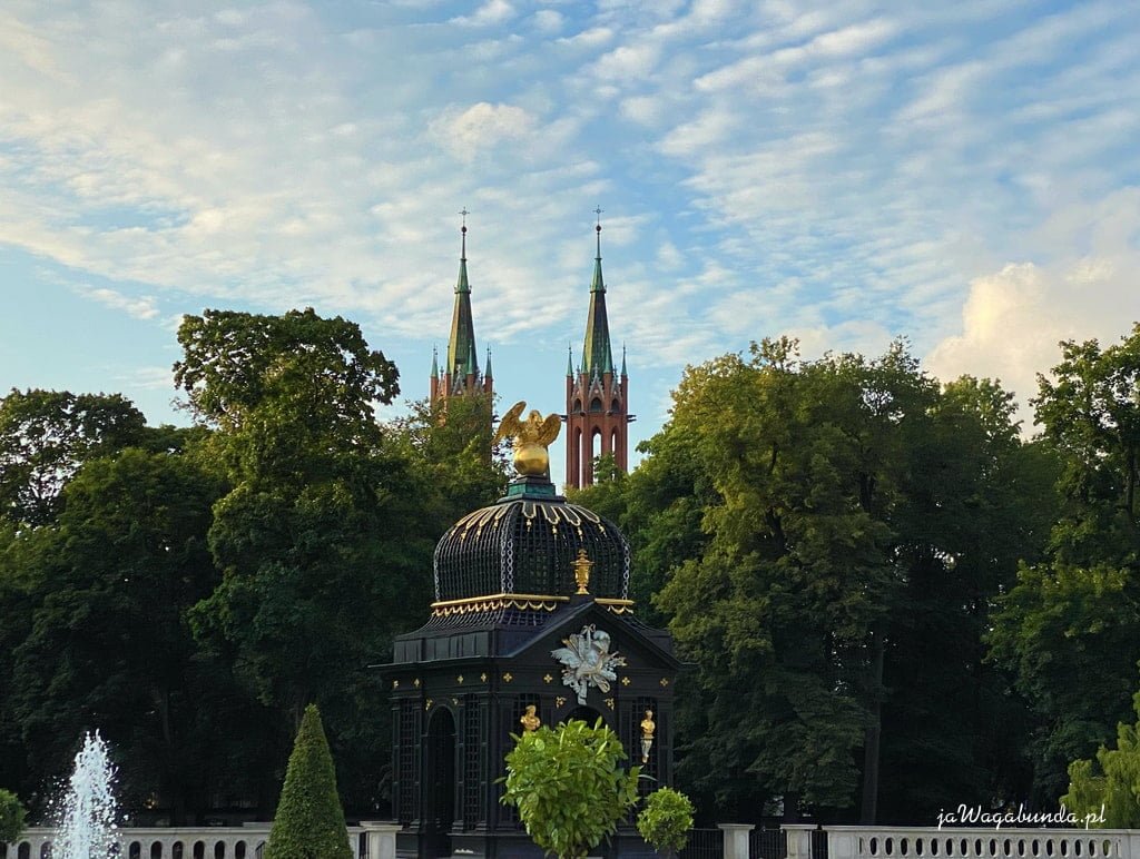ogród z budowlami małej architektury