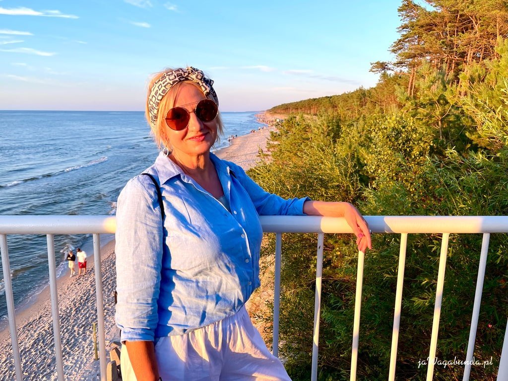 kobieta na punkcie widokowym nad morzem