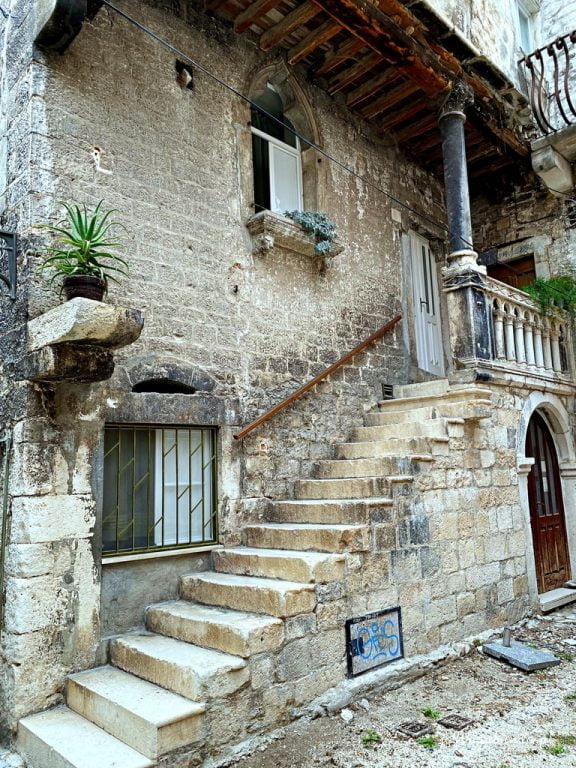 kamienne schody w uliczce w Trogir