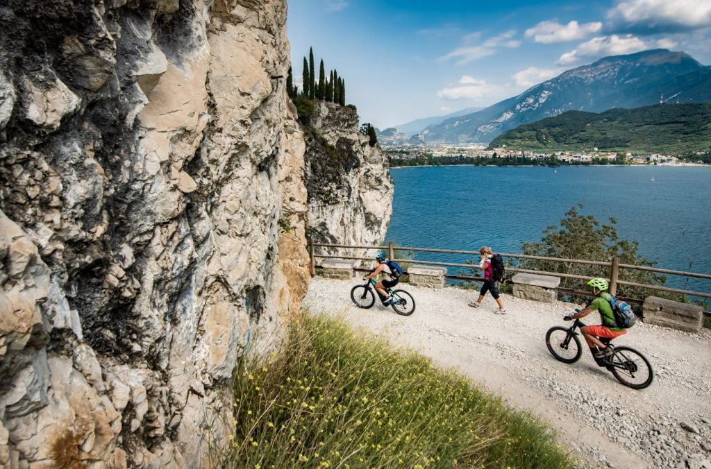 rower na drodze z jednej strony a z drugiej morze