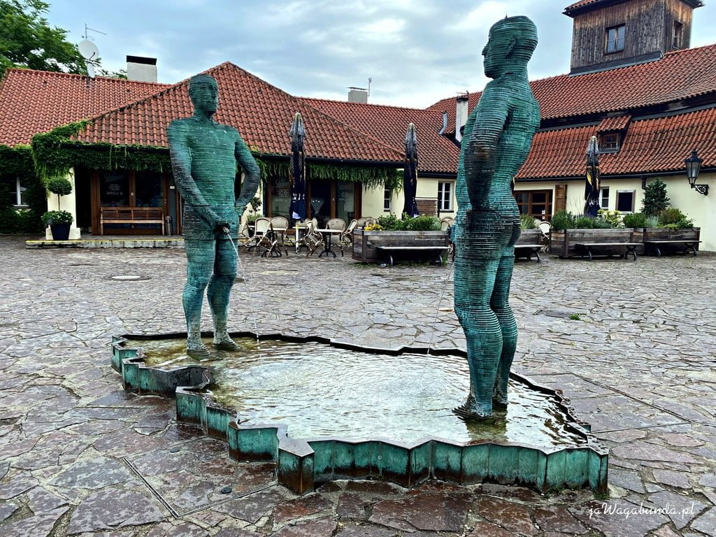 Sikający Politycy rzeźba