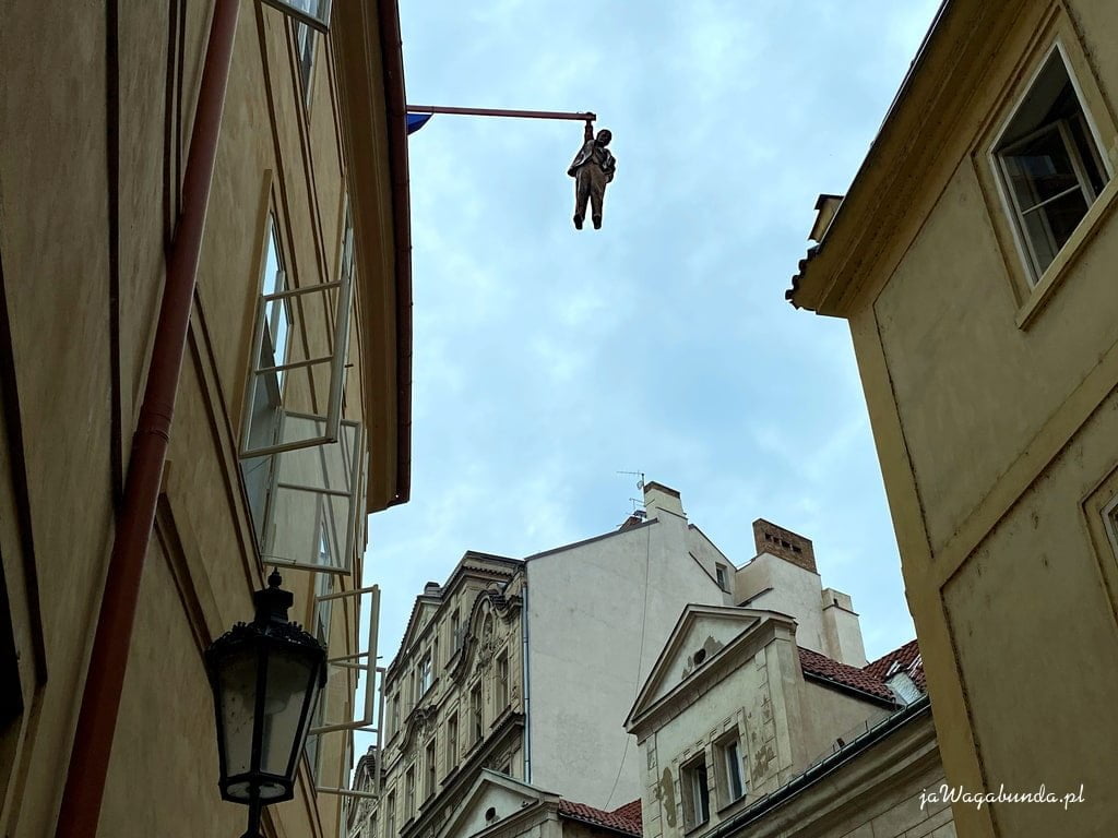rzeźba Wisielec nad ulicami