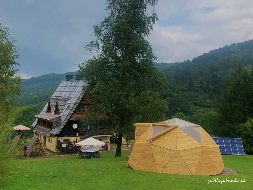 schronisko w górach i glamping