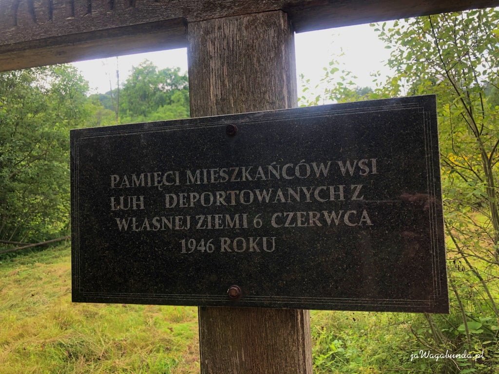 tablica ku pamięci tych, którzy opuścili swoje domy w bieszczdazkich