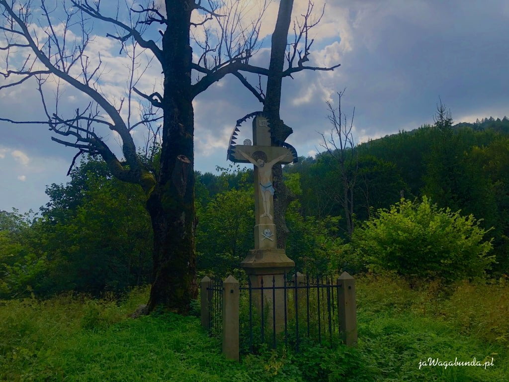 krzyż w polu