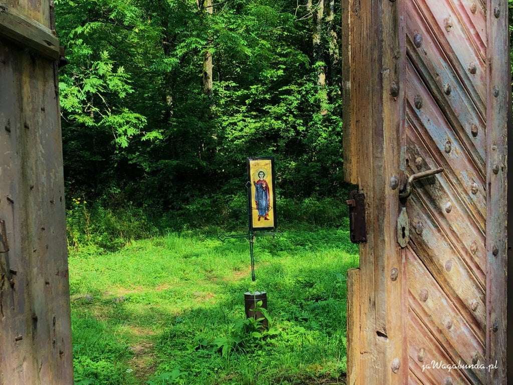 ikona na środku polany