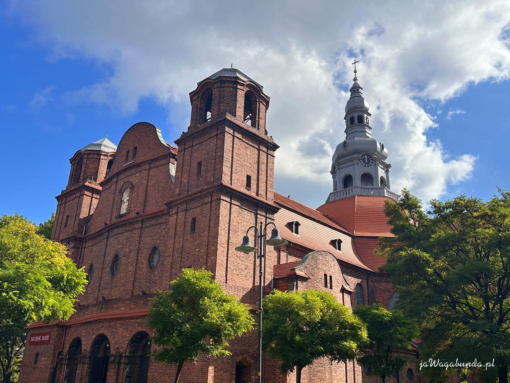 kościół z czerwonej cegły