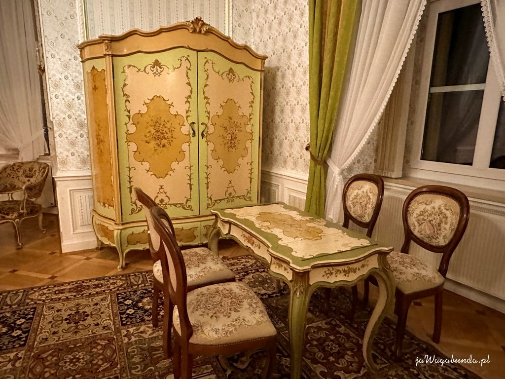 Pokój w pałacu - hotelu o barokowym wystroju