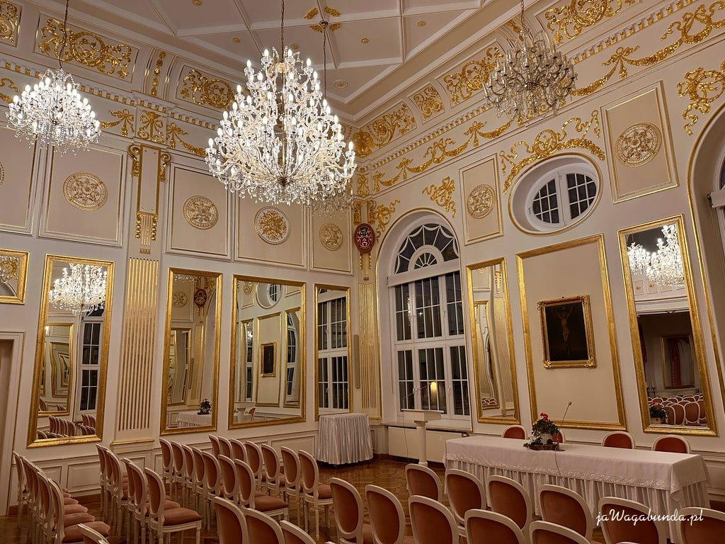 sala balowa w barokowym wystroju w pałacu