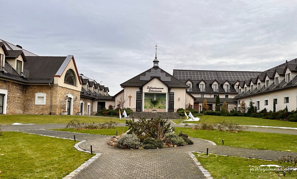 budynki przypałacowe zamienione na hotel
