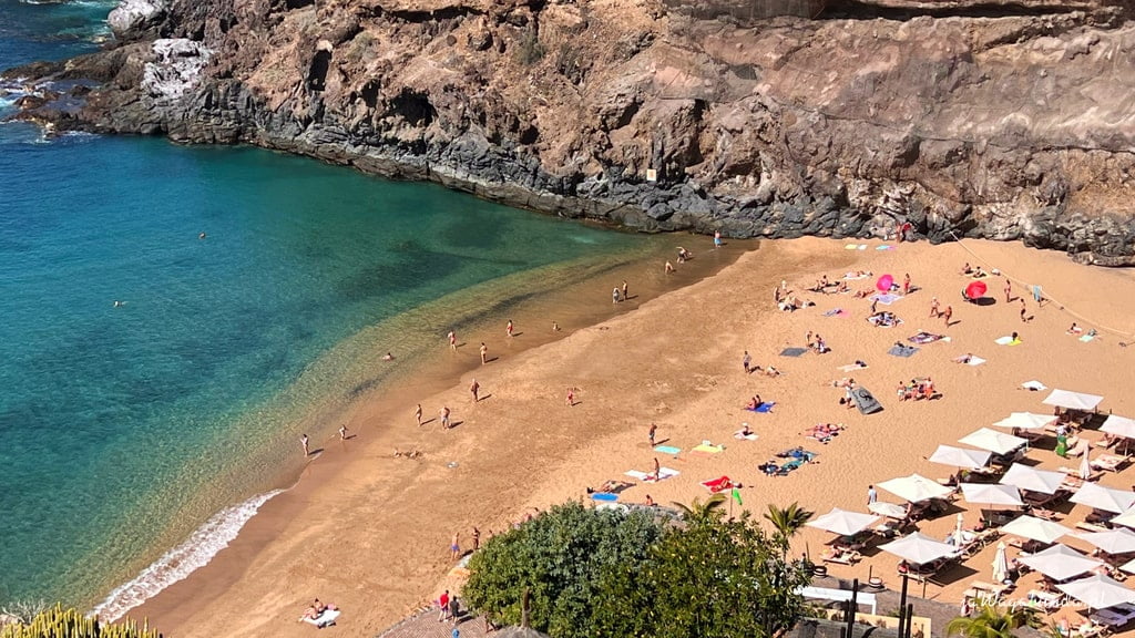 plaża ze złotym piaskiem i leżaki na plaży