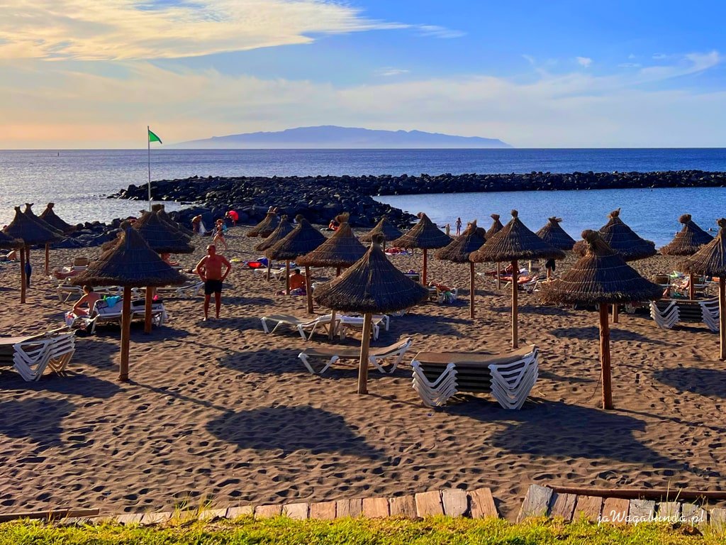 Plaża z leżakami na Teneryfie