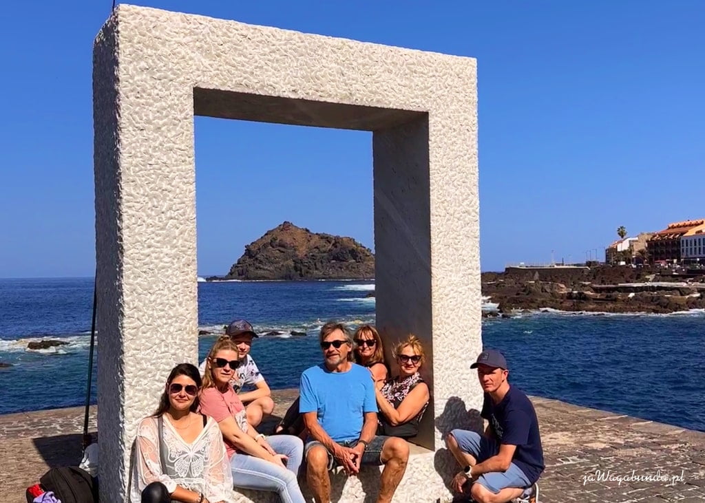 okno z betonu jako okno widokowe a w nim ludzie, którzy robią sobie zdjęcie