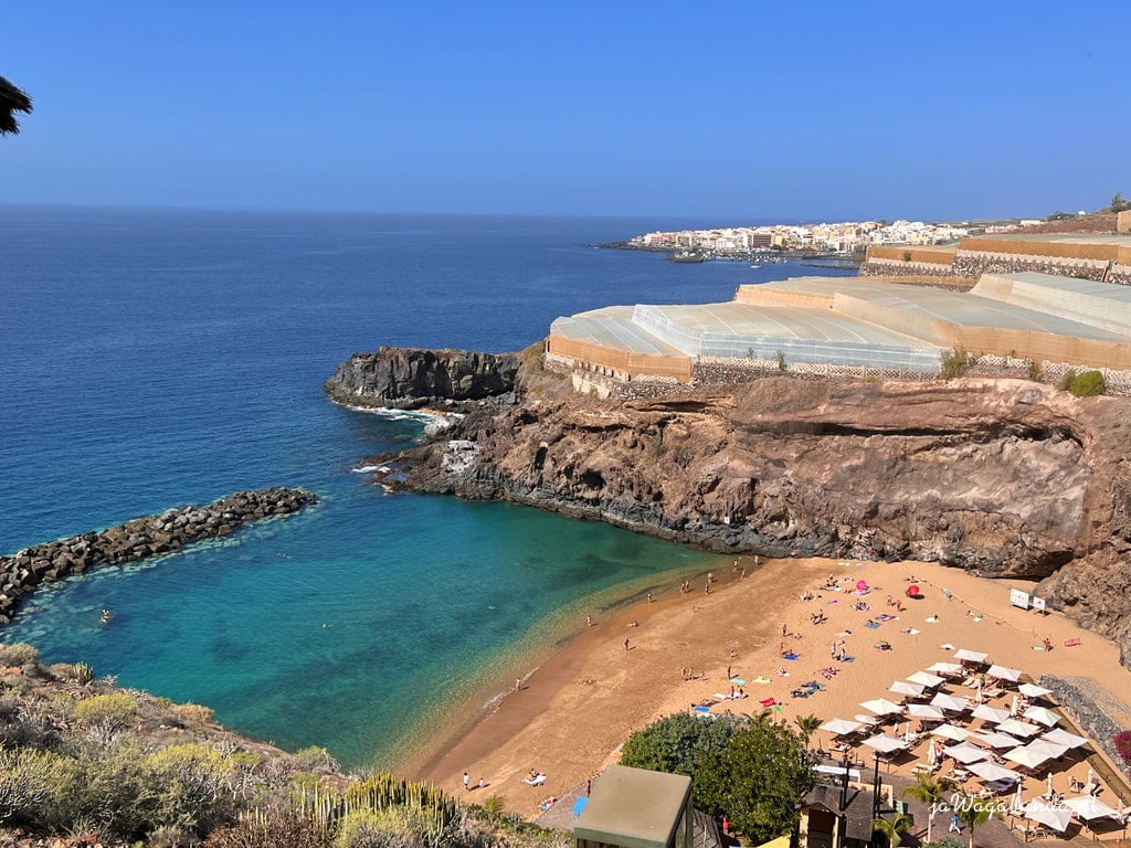 widok z góry na plażę i na pokryte foliami uprawy bananów