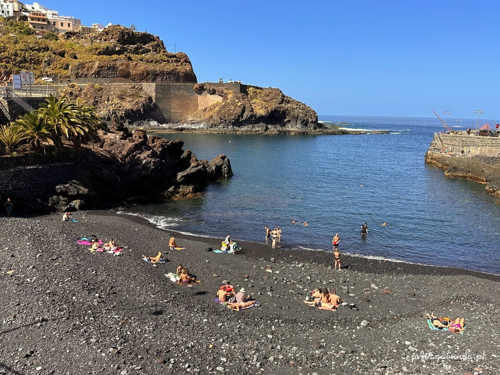 plaża z czarnymi kamieniami