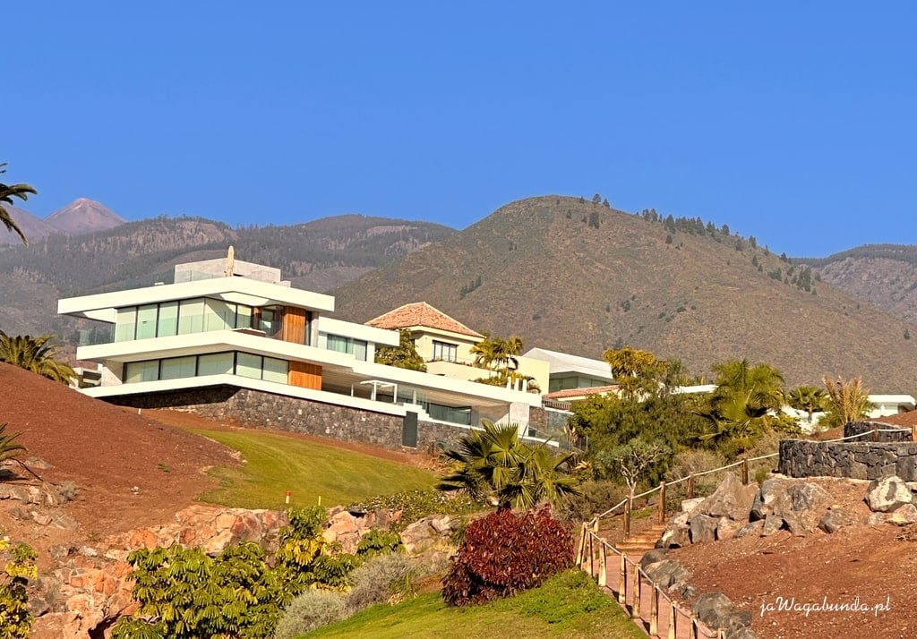 Biały dom na tle gór