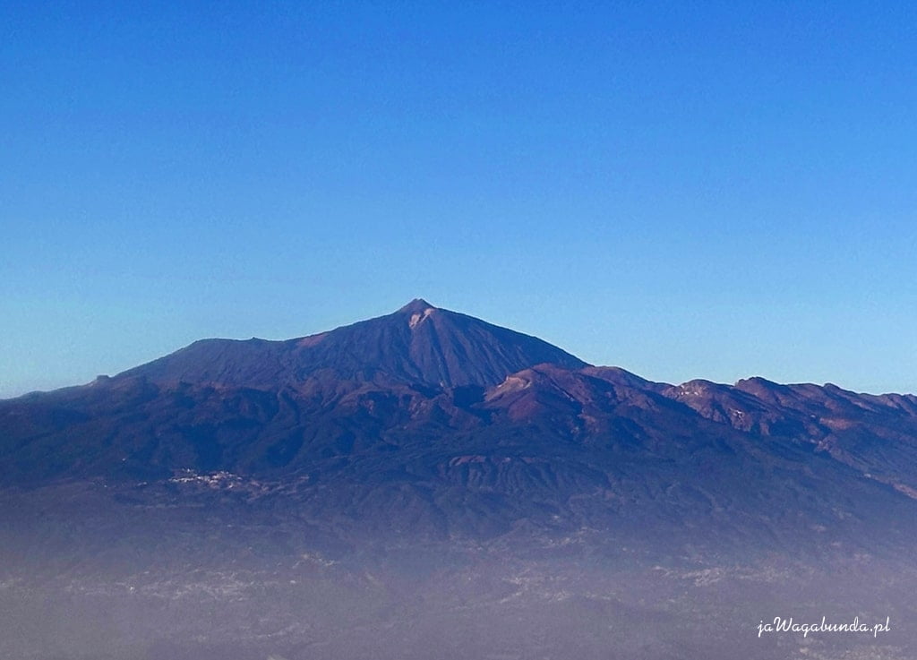 wulkan widoczny nad pasmami gór