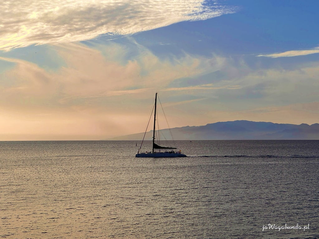 widok na wyspę i żaglówkę