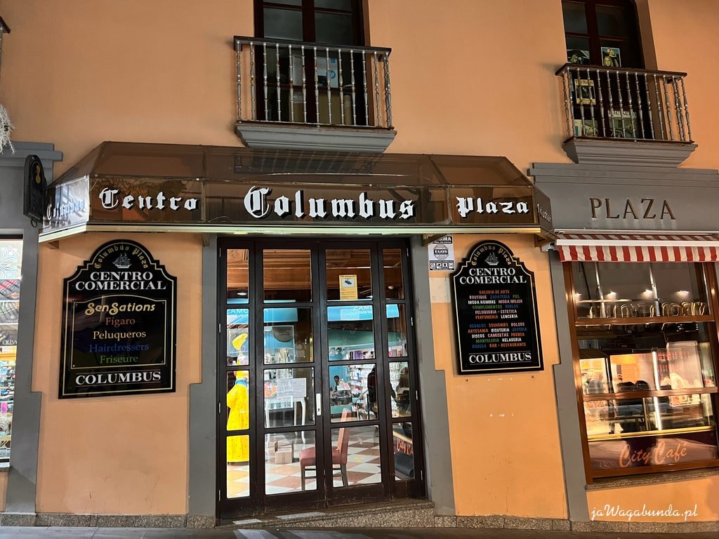 dom handlowy a hiszpańskimi napisami