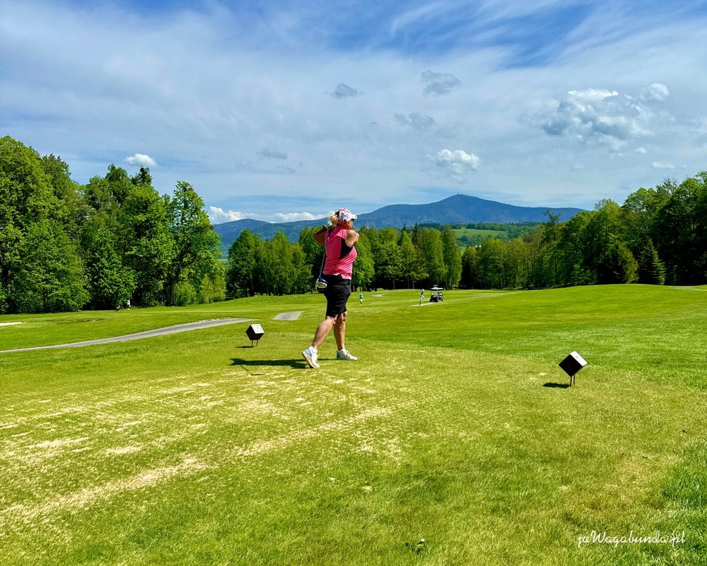 kobieta na polu golfowym po uderzeniu