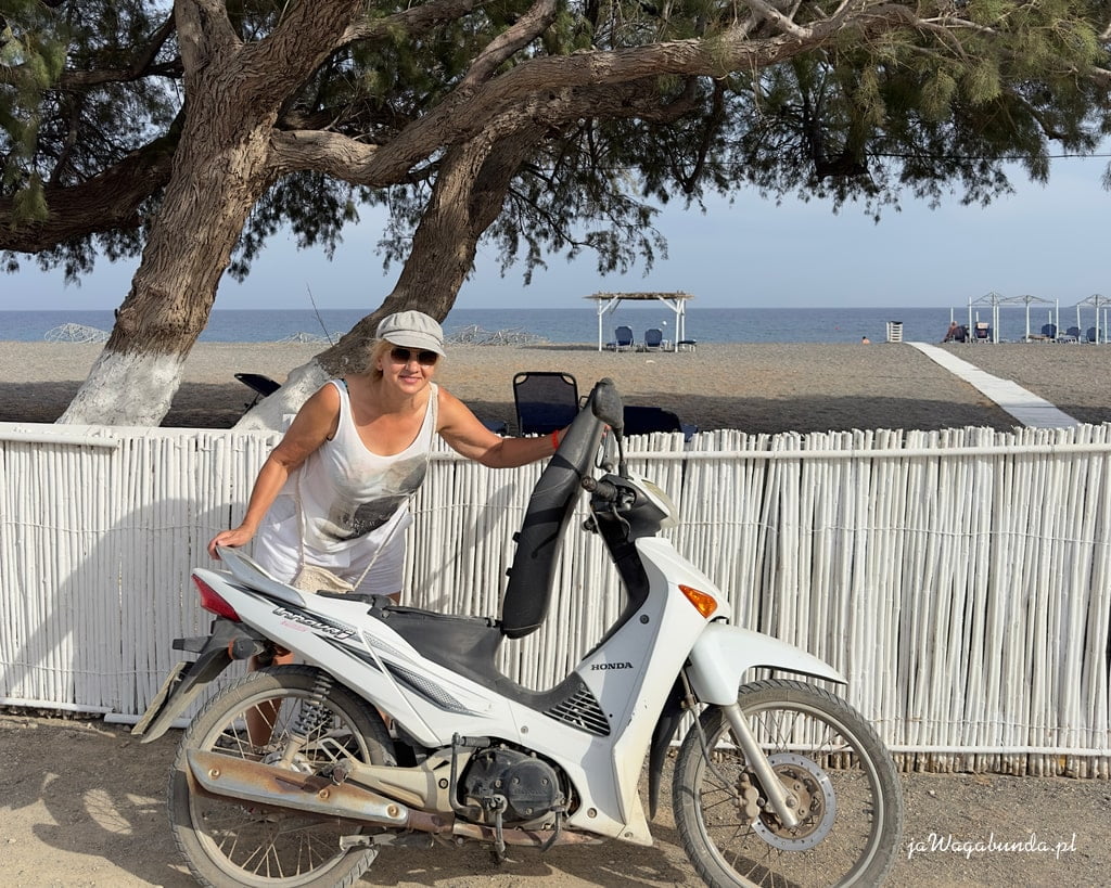 kobieta i skuter przy plaży nad morzem
