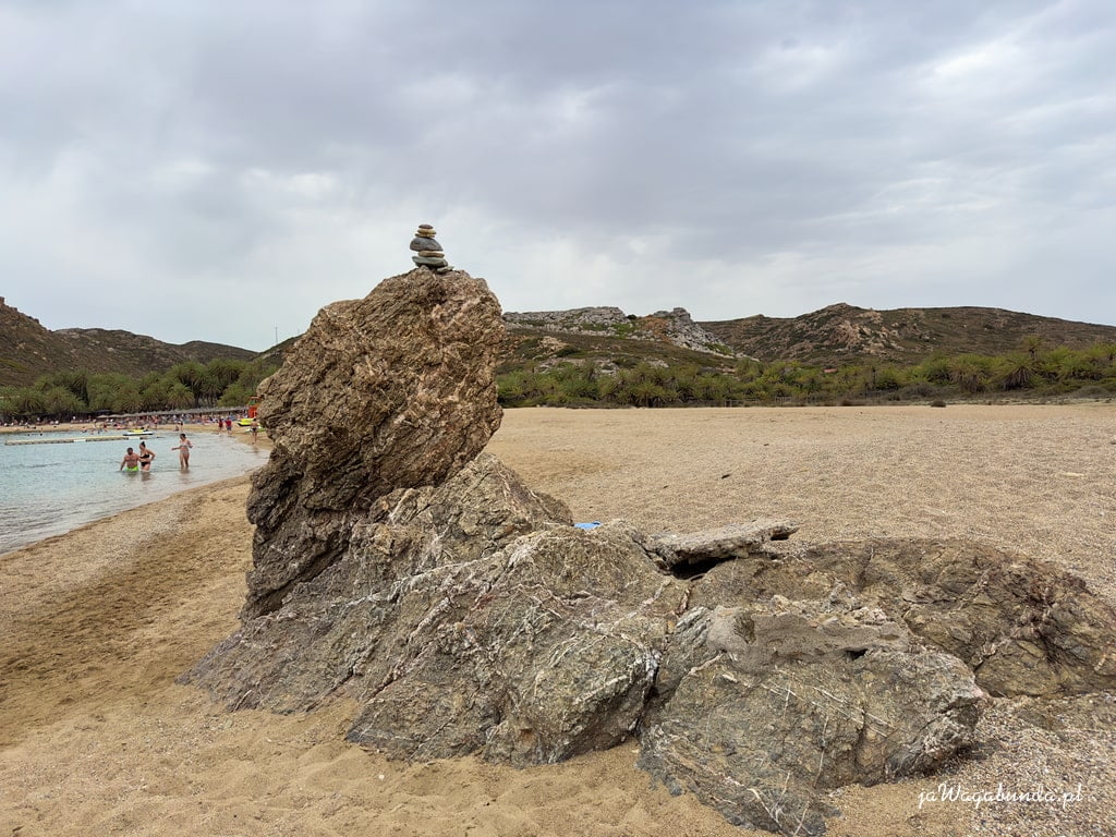 plaża piaszczysta i budowla z kamieni