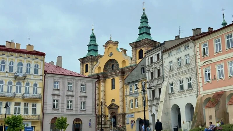 stare kamienice i wieża kościoła