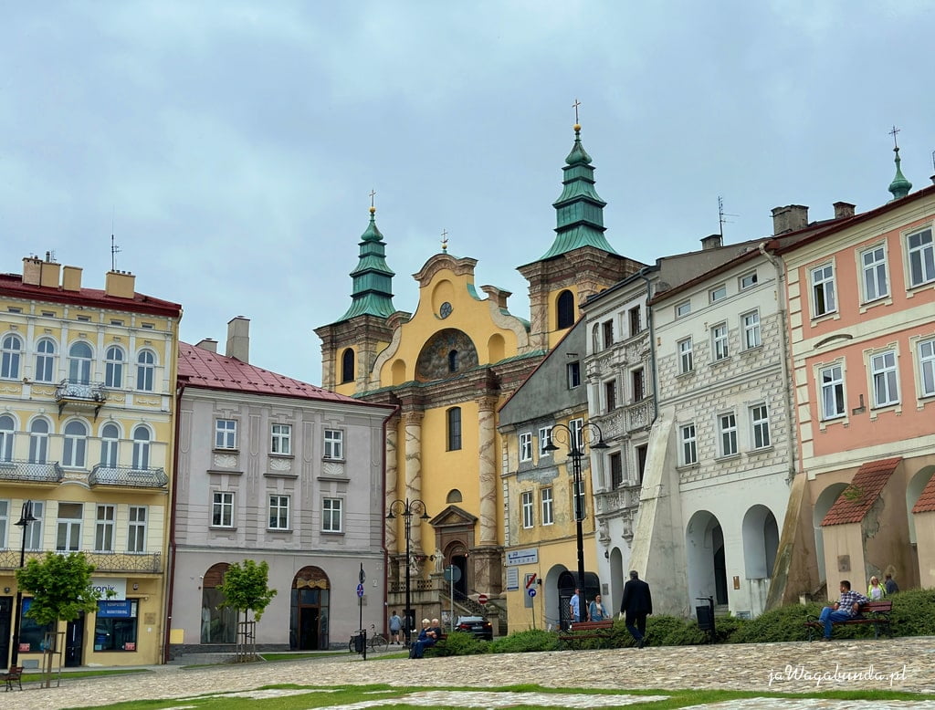 stare kamienice i wieża kościoła