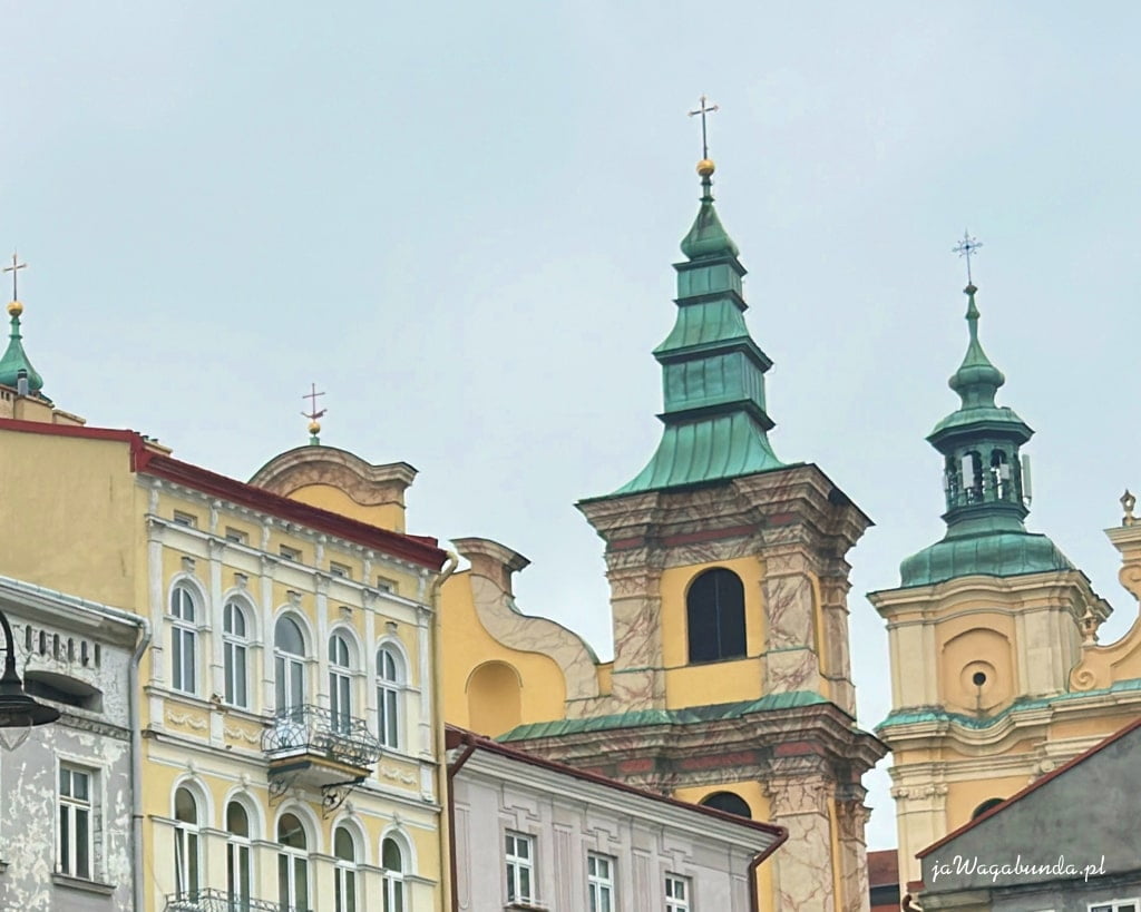 wieże kościołów i kamienice