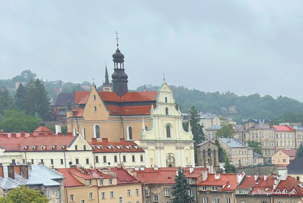 wieża kościelna ponad dachami kamienic