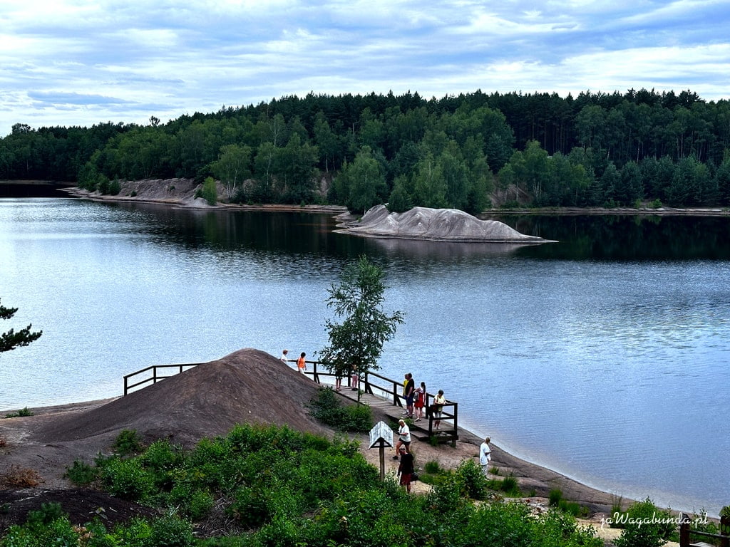 skały i widok na jezioro 