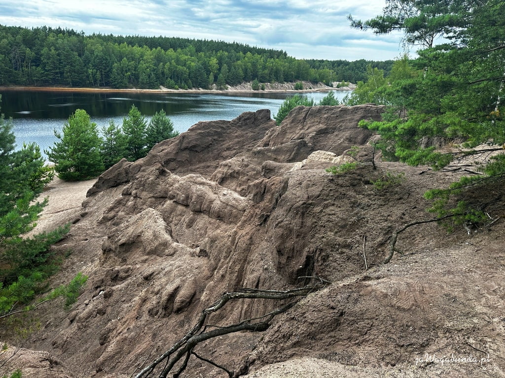 skały nad jeziorem