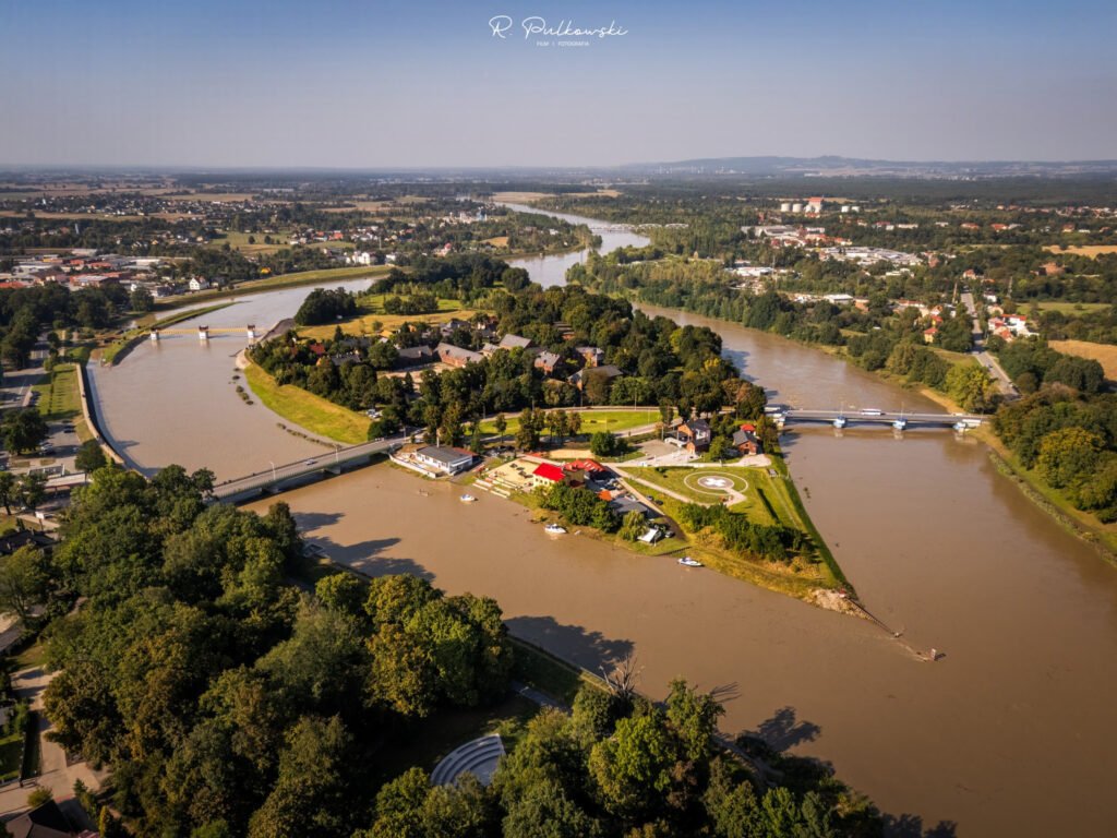 wyspa w mieście otoczona zalaną rzeką