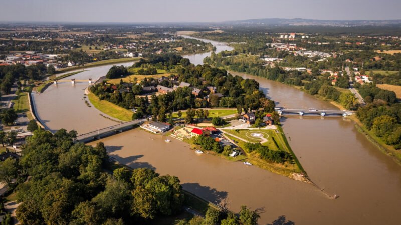 wyspa w mieście otoczona zalaną rzeką