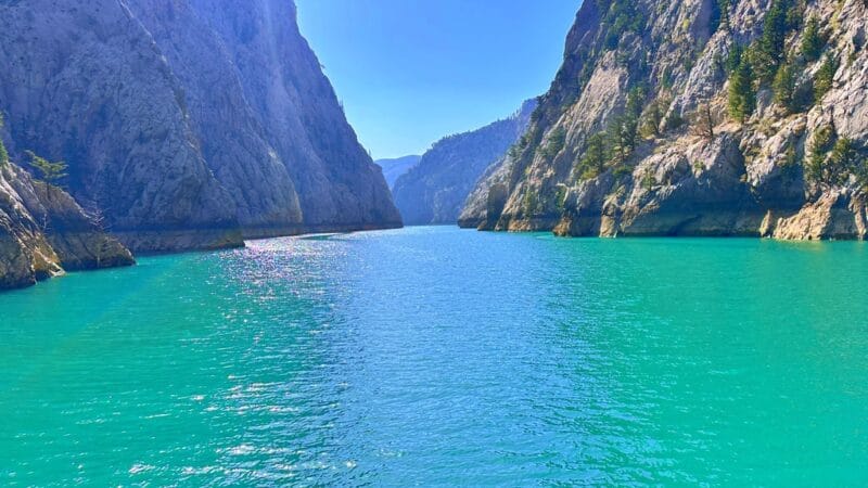 woda o zielonym kolorze wokół skały wysokie