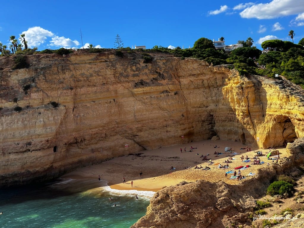 plaża wśród wysokich skał