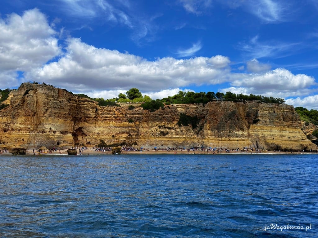 plaża a za nią skały