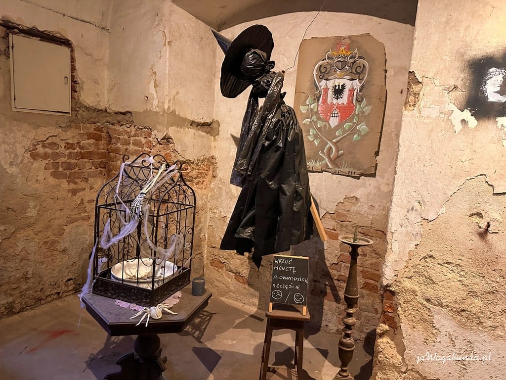 Symbole duchów i skarbonka. I napis, że wrzucić możesz na szczęście grosz.
