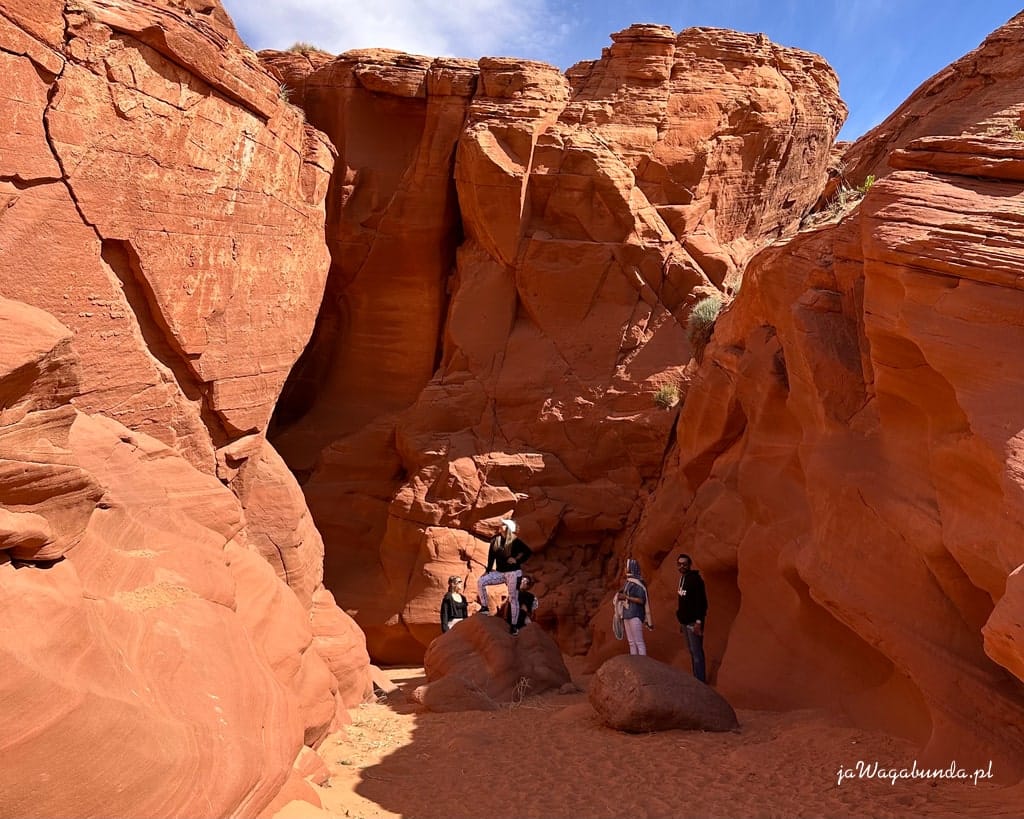 skały kolorowe brązowe ciepłe, przed nimi ludzie