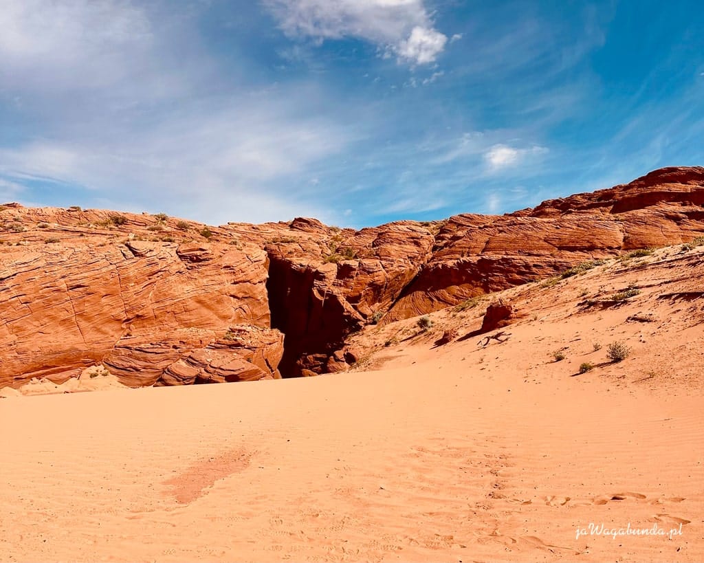 pustynia w tle skłay wszytstko w kolorze rudo ceglastym