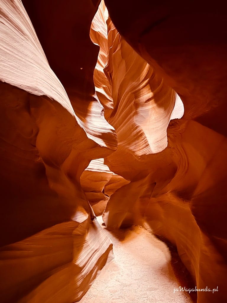 wąskie przejście pomiędzy skałami