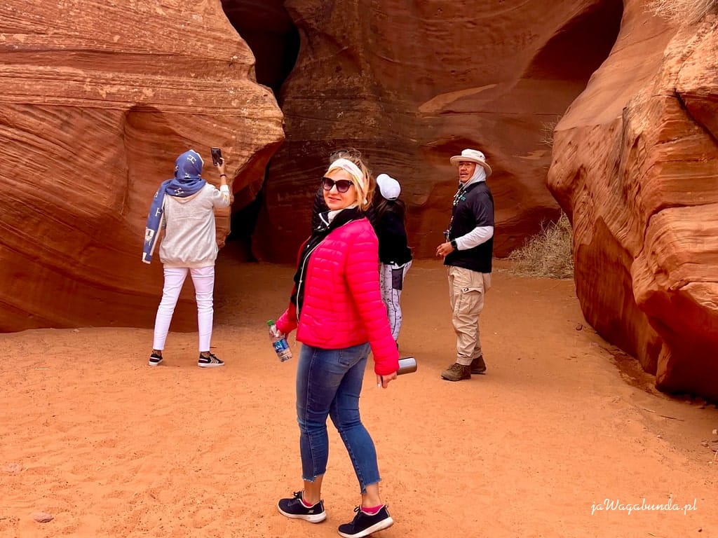 kobieta przed wejściem do jaskini