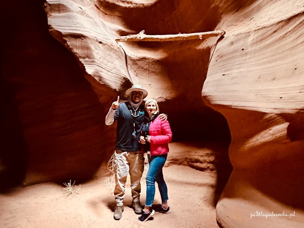 biała kobieta stoi z Indianinem w tle skały