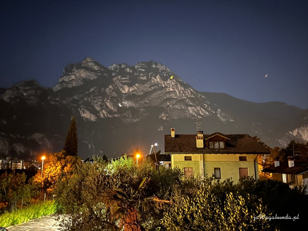 dom wieczorem na tle gór